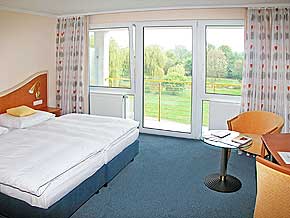 Doppelzimmer mit Blick ins grne im 4-Sterne-Hotel 445-lras