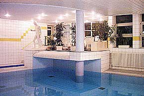 Wellnessbereich mit Pool im 4-Sterne-Hotel 445-lras