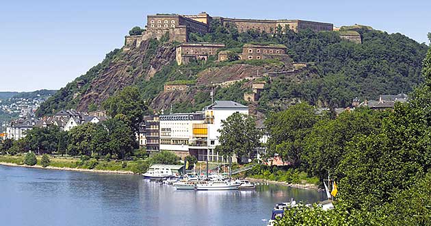 Urlaub im Rheintal. Kurzurlaub in Koblenz am Rhein unterhalb der Festung Ehrenbreitstein.