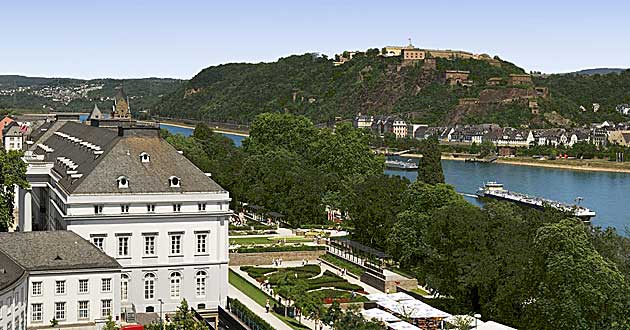 Urlaub direkt am Rheinufer. Kurzreise ins Stadtzentrum von Koblenz.