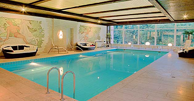 Schwimmbad Hotelhallenbad Pool Urlaub Hotel im Rheingau Kurzurlaub im Waldhotel zwischen Geisenheim am Rhein, Rüdesheim, Schloss Johannisberg, Eberbach und Wiesbaden in Hessen.