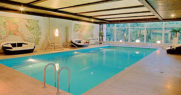 Schwimmbad Hotelhallenbad Pool Urlaub Hotel im Rheingau Kurzurlaub im Waldhotel zwischen Geisenheim am Rhein, Rdesheim, Schloss Johannisberg, Eberbach und Wiesbaden in Hessen.
