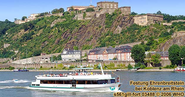 Rheinschifffahrt bei der Festung Ehrenbreitstein bei Koblenz am Rhein